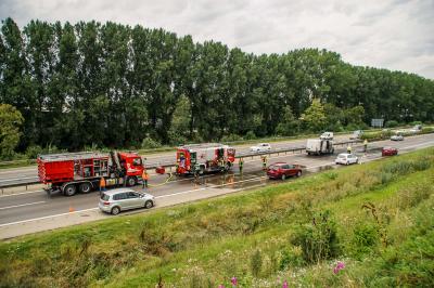 A81 Sindelfingen/Boeblingen: Transporter faengt Feuer auf der Autobahn